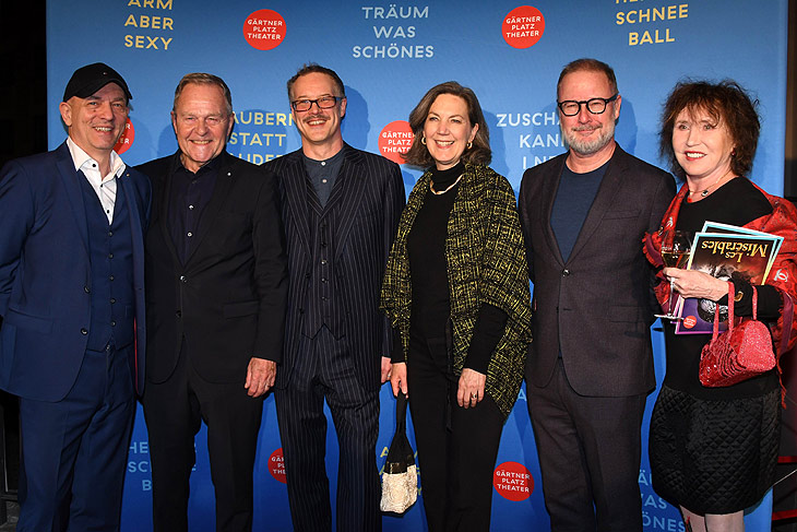 Premierengäste (v.l.n.r.): Hausherr und Regisseur Josef E. Köpplinger, Landtagsvizepräsident Dr. Wolfgang Heubisch, Kammersänger Daniel Prohaska (der am Premierenabend noch nicht ahnte, dass er nur 4 Tage später als Einspringer die Hauptrolle des Valjean singen wird), Kristina Kalb-Heubisch, Andreas Beck (Intendant Residenztheater), Dunja Siegel ©Foto: Ingrid Grossmann